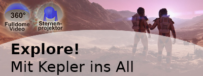 Zwei Astronauten blicken in eine fremde Welt. Berge und karge Landschaften sind zu erkennen.. Links sind zwei Icons mit 360° FulldomeVideo und Sternenprojekt zu sehen.