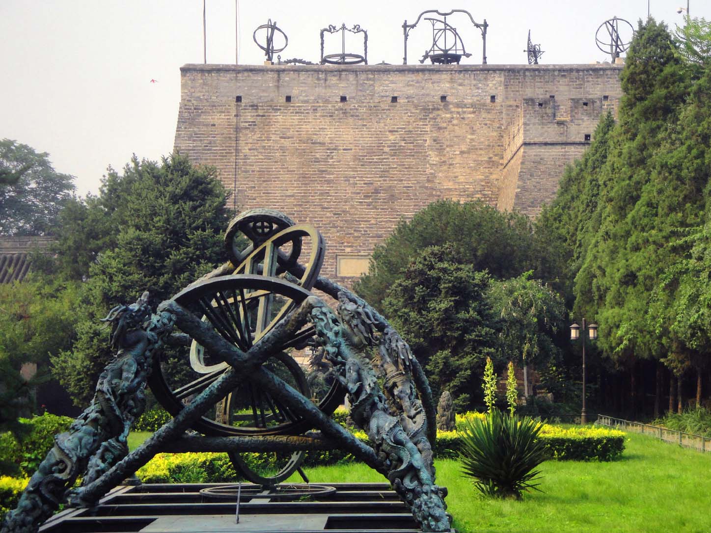 Sternwarte in Peking; Gemäuer, Parkanlage und astronomische Instrumente
