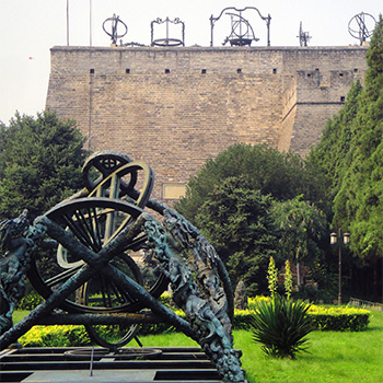 Sternwarte in Peking; Gemäuer, Parkanlage und astronomische Instrumente