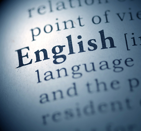 Das Wort "English" ist zu sehen, als Ausschnitt / Close Ups eines Wörterbuchs