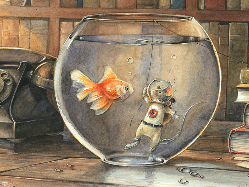 Die Maus in einem Astronautenkostüm schwimmt mit meinem Goldfisch in einem Wasserglas. Im Hintergrund sind ein Telefon und Bücher zu sehen. 