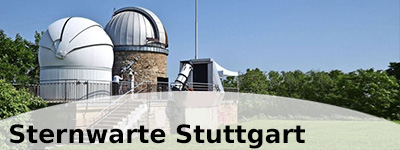Foto der Sternwarte Stuttgart, drei Gebäude, Wald und Himmel
