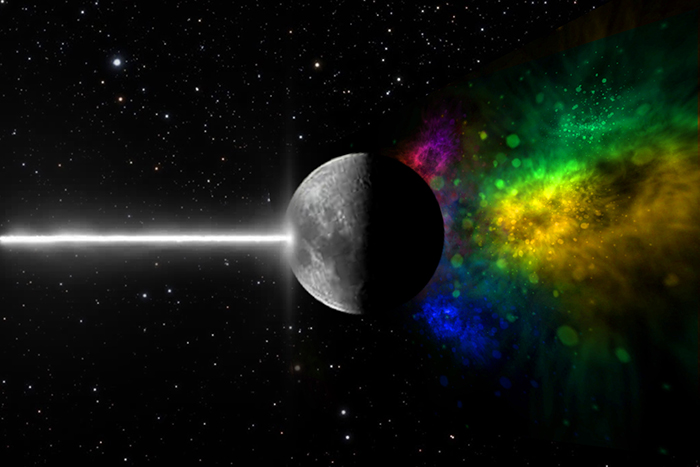 Der Mond wird von einem hellen Lichtstrahl getroffen und ist zur Hälfte beleuchtet. Daneben ist ein bunter Nebel zu erkennen. 