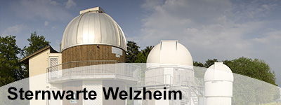 Bild zeigt die Sternwarte Welzheim. Vier Gebäude, Wald und Himmel